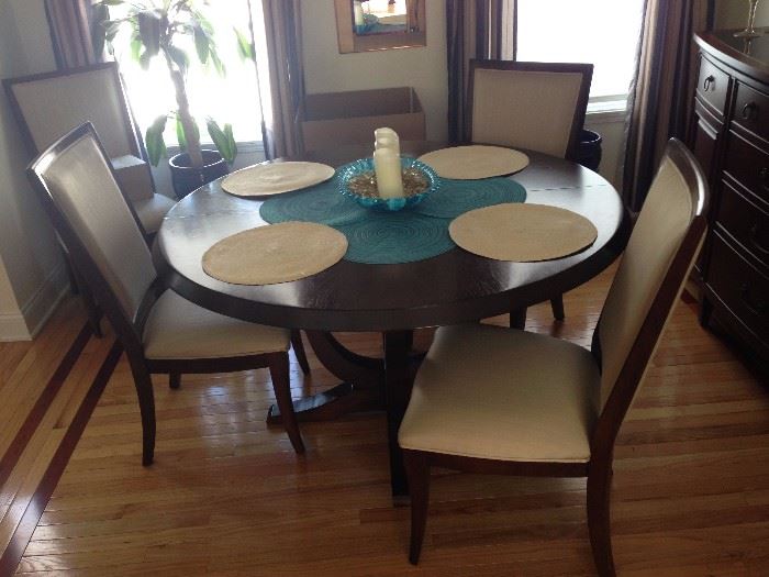 Round table 4 chairs and 2 leaves