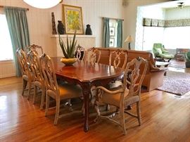 Robb & Stucky Traditional Dining Set with 8 Chairs. 