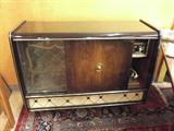 1940-50'S GERMAN CONSOLE - "BLAUTUNKT" AM/FM SHORT WAVE RADIO AND TURNTABLE - NOT WORKING/TUBES HAVE BEEN TESTED & ARE GOOD