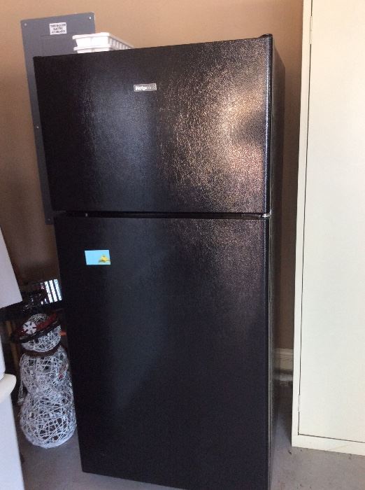 Black hotpoint refrigerator/freezer