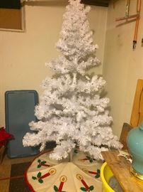 Merry Christmas - really cute tree skirt and tree