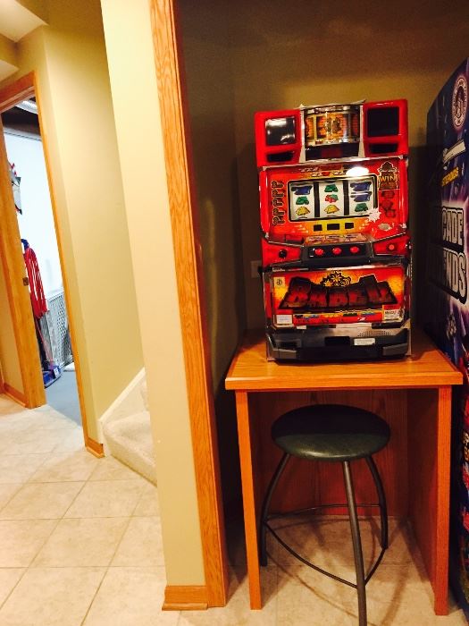 Babel slot machine plus table and stool