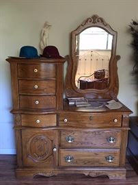 Quality Oak Bedroom Suite - Dresser with Wishbone Mirror