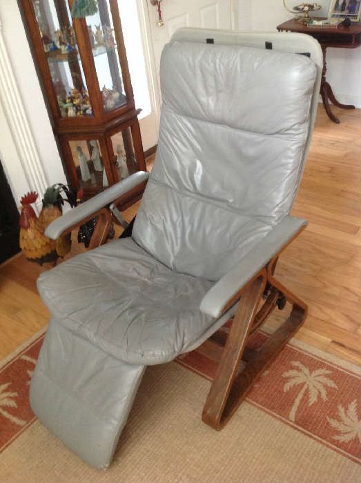 Gray Leather Modern Chair (leather on seat is cracking) $ 100.00