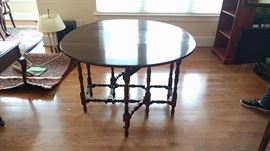 Drop leaf table