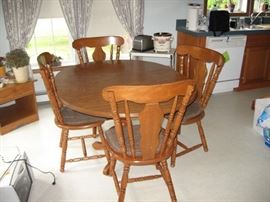 Beautiful & Clean smaller kitchen table with matching chairs