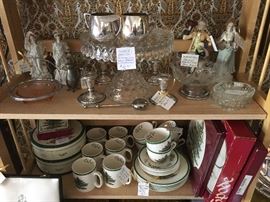 Spode Christmas, porcelain figurines, cake pedestal