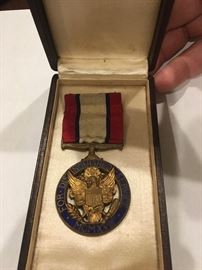Distinguished Service Medal won by Lt. Colonel Stephen L' Hommedieu for his service in World War 1 & the Boer War. Second highest medal given during wartime for bravery and gallentry. Provenance
