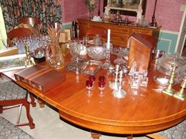 Dining room table with 2 leaves