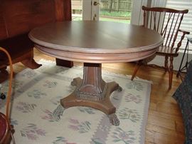 Round pedestal table