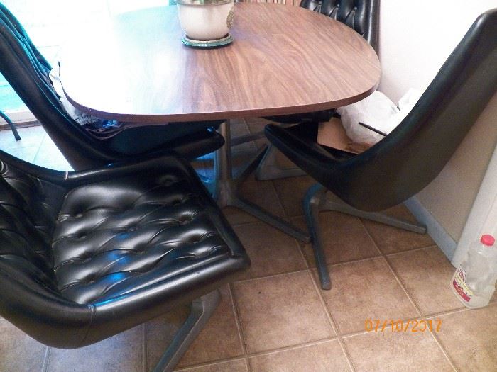 RETRO TABLE AND 5 CHAIRS
