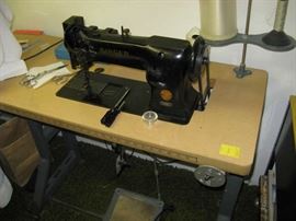 ANTIQUE INDUSTRIAL SEWING MACHINE.  VERY HEAVY DUTY MACHINE.  SEWS HEAVY MATERIALS