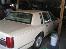 GREAT CONDITION, 1995 LINCOLN TOWN CAR.  93,000 ORIGINAL MILES.  LEATHER SEATS, VERY CLEAN.  READY TO GO, WELL TAKEN CARE OF, COME BID ON THIS VERY NICE CAR.