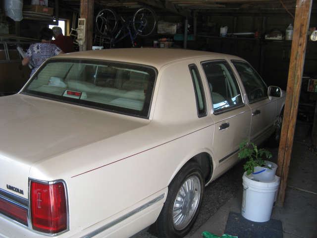 GREAT CONDITION, 1995 LINCOLN TOWN CAR.  93,000 ORIGINAL MILES.  LEATHER SEATS, VERY CLEAN.  READY TO GO, WELL TAKEN CARE OF, COME BID ON THIS VERY NICE CAR.