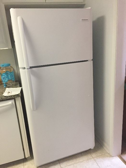 2017 White Frigidaire 18cu ft refrigerator