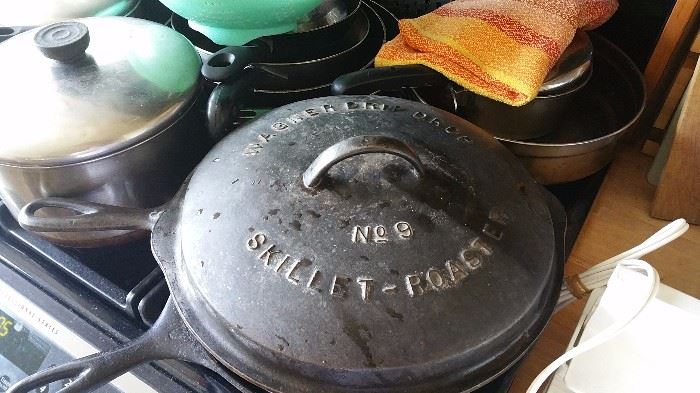 original vintage Wagner cast iron skillet roaster pan and lid