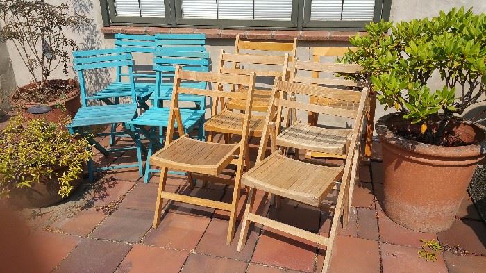 2 sets of folding chairs...large flower pots