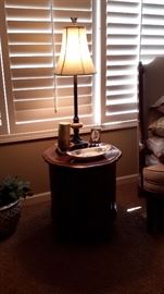 Round end table with storage