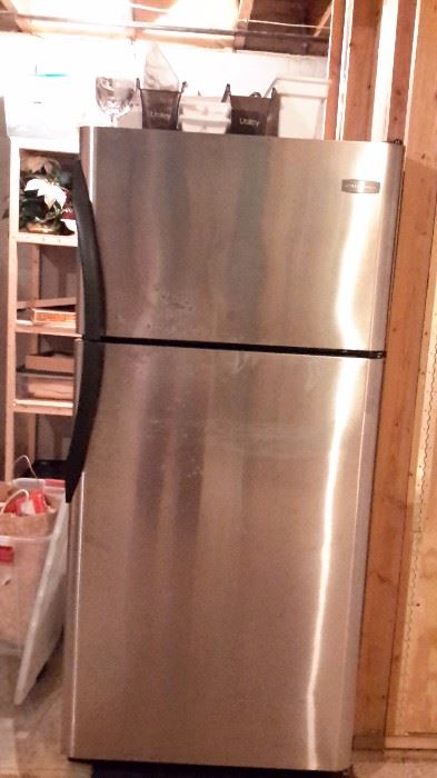 Stainless steel front / black sides Fridgidaire 