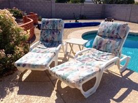 2 Plastic Chaise Lounges, side table