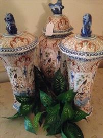 Lidded porcelain urns 