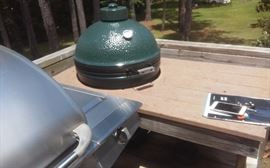 Big Green Egg with table and accessories