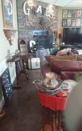 Fireplace screen (s) , golf clubs, wall nitch