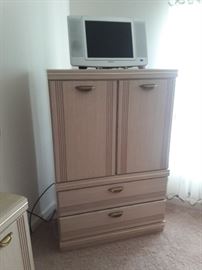 6 pm DMI modern B/R set. Queen Bed with Mirrored headboard. Made in USA