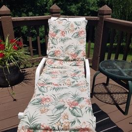 Chaise lounge w/cushion, green side table