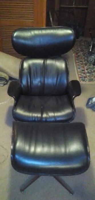 Plycraft mid century leather chair. Near perfect