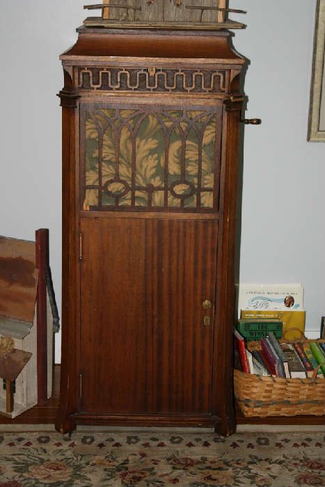 1913 Edison Phonograph with Records in working condition. Records play.