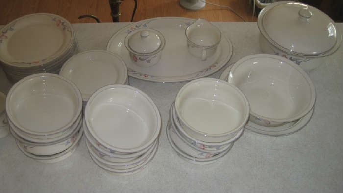 Lenox: 'Glories in Grey'13 dinner plates, 12 salads, 12 b/b, 12 cereal bowls,  sugar/cream,  14"platter,