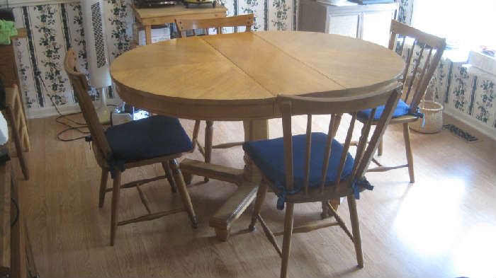 Dining table with leaf and 4 chairs