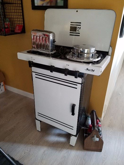 Authentic Magic Chef Oven, top folds down in excellent condition.