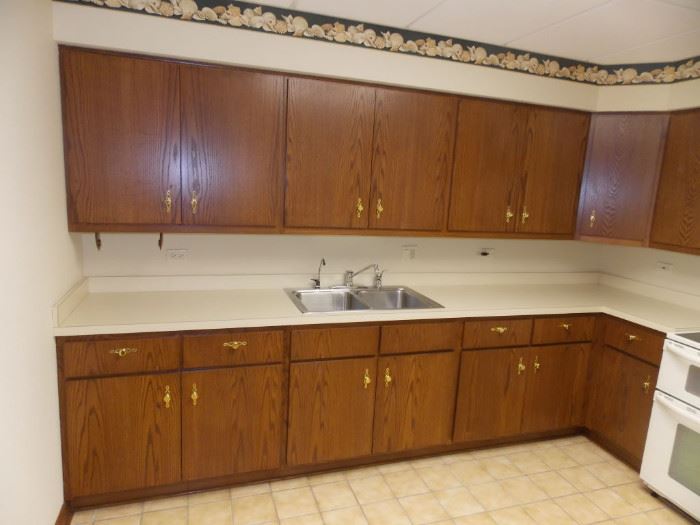oak kitchen cabinets 