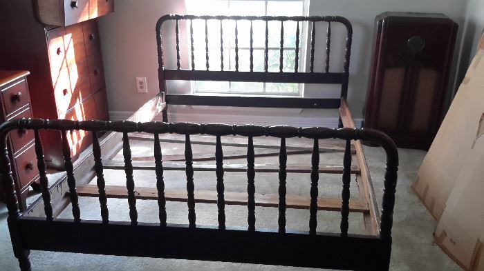 ANTIQUE SPINDLE BED