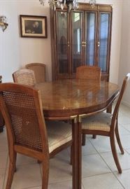 Drexel Dining Room Table with 6 Chairs. 
