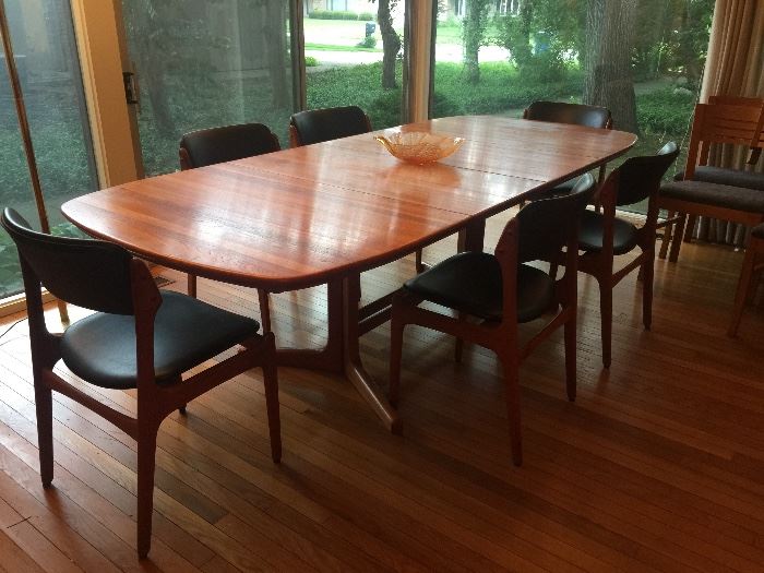 Gorgeous Danish dining room table with 6 chairs and 2 additional leaves. (Shown here with both leaves in) Marked Oddense, Denmark Domus Danica