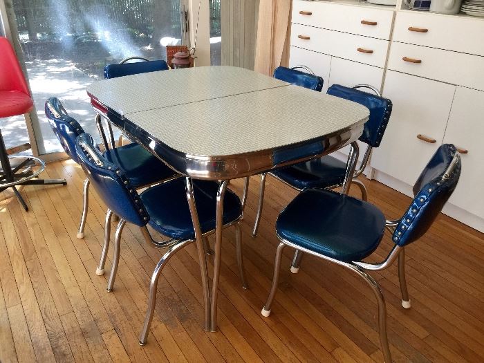I dont think I've ever seen a set in better condition! This is a pretty sweet set. Hidden leaf pops up to extend table.  6 chairs!!! Oo la la chrome so shiny--