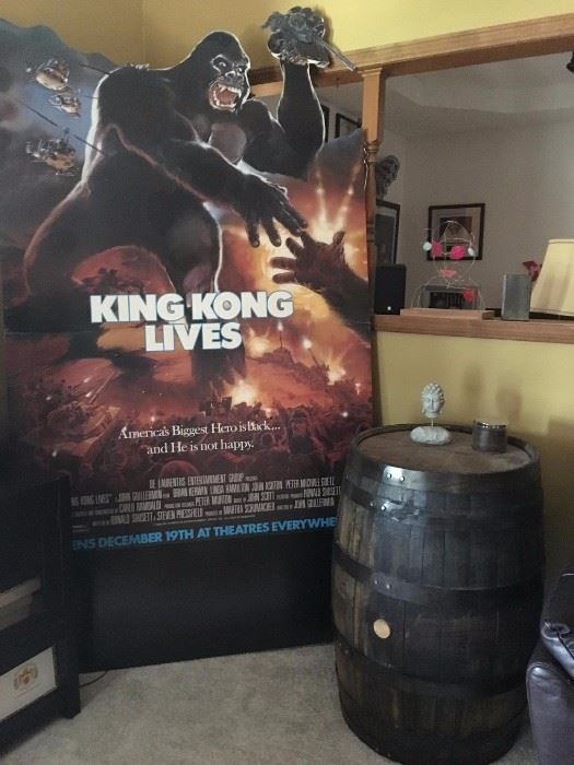 HUGE movie theatre sign for "King Kong Lives"