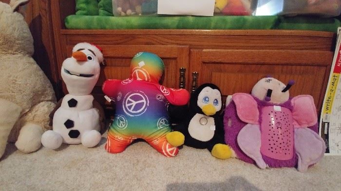 Olaf, Sqush pillow, and 2 night light pets     KIDS BEDROOM