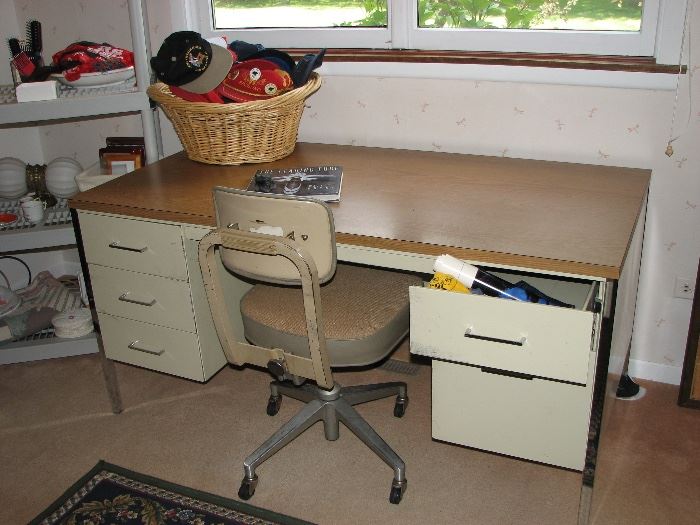 Steel Case desk and chair. Steel case chair in great condition