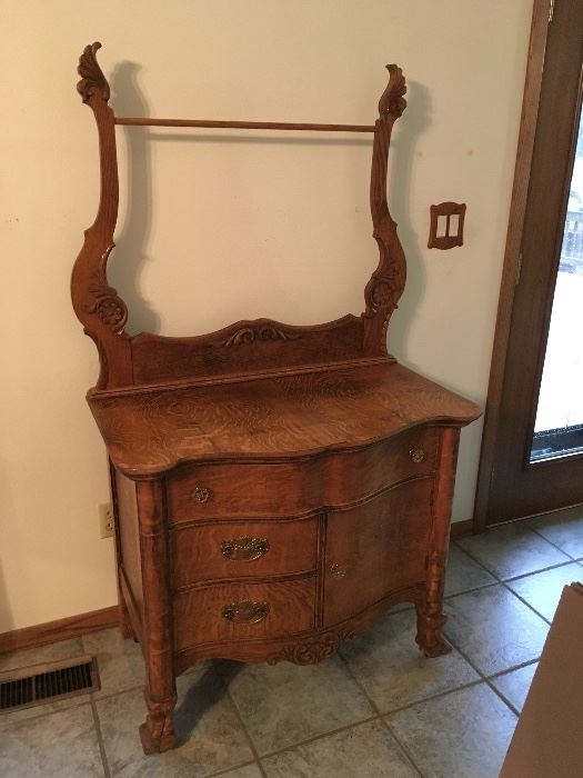 Antique wash stand beautiful with claw feet! 