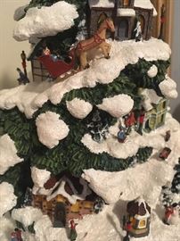 Detail of figurines included in the Christmas tree