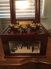 Stunning music box with dancing figurines
