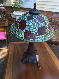 Tiffany style stained-glass Red roses green leaves table lamp
