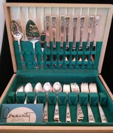 Community International Silverplated Compete Set Service for Eight