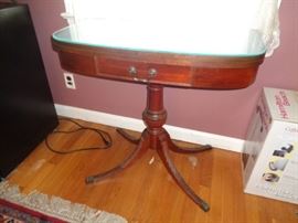 Sheraton style mahogany pedestal table w/drawer - good condition