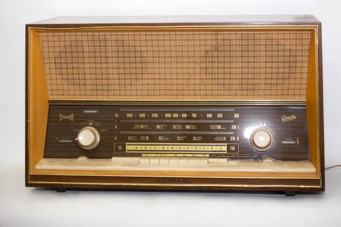 Graetz 1961 Model 1022ES "Fantasia" Tabletop AC Radio