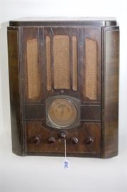 RCA 1935 Model T8-14 Tombstone AC Radio